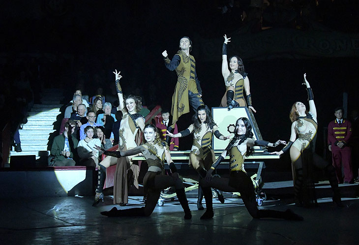 Christopher Eötvös im Winterprogramm "Freestyle" des Circus Krone 2025 (©Foto: Ingrid Grossmann)
